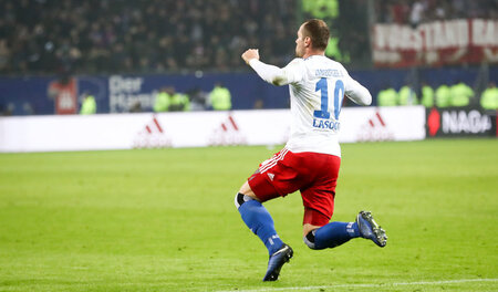 Pierre-Michel Lasogga stürzt sich zum Jubel nach dem Treffer zum...