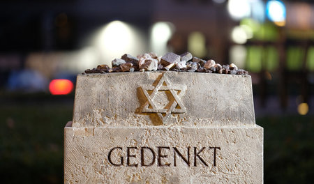 Gedenkstein für die während der Reichspogromnacht 1938 zerstörte...