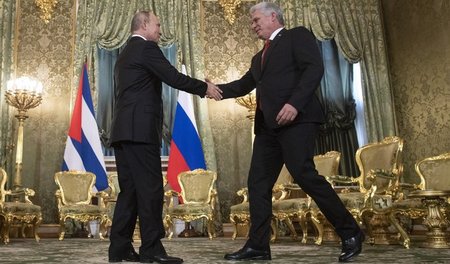 Herzlicher Empfang in Moskau: Russlands Präsident Wladimir Putin...