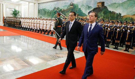 Schreiten Seit› an Seit‹: Chinas Premier Li Keqiang (l.) und Rus... Schreiten Seit› an Seit‹: Chinas Premier Li Keqiang (l.) und Rus...