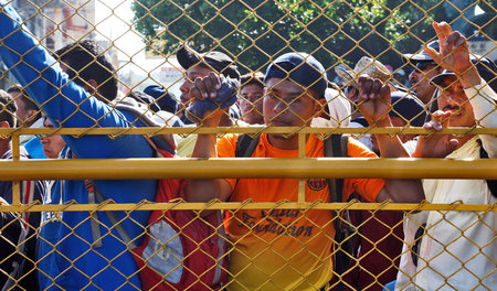 Migranten aus Zentralamerika warten an der Grenze zu Mexiko auf ...