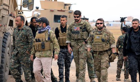 Gemeinsam auf Streife: Soldaten der US-Armee und Kämpfer der Syr...