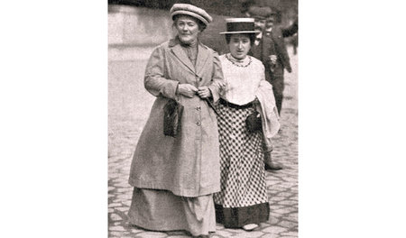 Clara Zetkin (links) und Rosa Luxemburg 1910 in Magdeburg