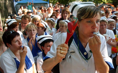 Angestellte des Gesundheitswesens in Polen kämpfen für Lohnerhöh...