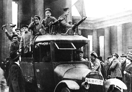 Revolutionäre Soldaten und Arbeiter am 9. November 1918 vor dem ...
