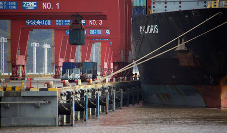 Hängt im Hafen fest: Chinesische Containerschiffe werden seltene...