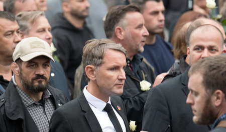 AfD-Politiker Björn Höcke (vorn) neben Pegida-Organisatoren Lutz...