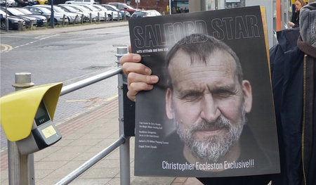 Das Hochglanzmagazin von unten steht vor dem aus: Spezialausgabe...