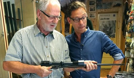 Warum »begeistern« sich immer mehr Menschen für Waffen? Ohne die...