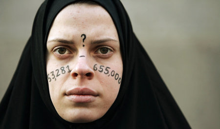 Stiller Protest mit Opferzahlen: Alicia Casilio am 11. Januar 20...