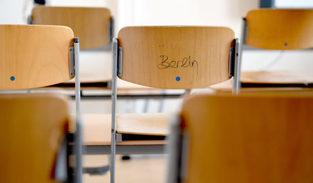 Hochgestellte Stühle in einem Klassenraum einer Berliner Schule ...