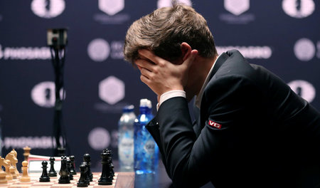 Viel Quälerei fürs Gleichgewicht: Magnus Carlsen beim Verbrauche...