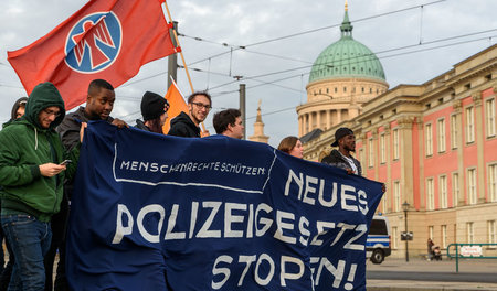 Fahne der Sozialistischen Jugend Deutschlands – Die Falken auf d...