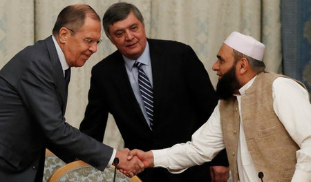 Russlands Außenminister Sergej Lawrow (l.) begrüßt am Freitag in...