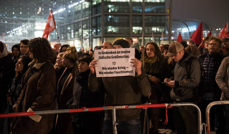 Teilnehmer der Gegendemonstration zum Aufzug von »Wir für Deutsc...