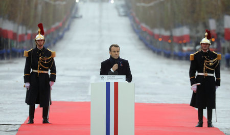 Frankreichs Präsident Emmanuel Macron am Sonntag am Arc de Triom...