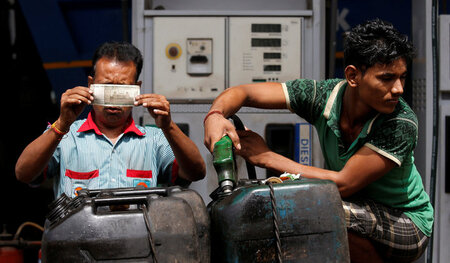 Tankstelle in Kolkata: Ölpreiserhöhung droht Diesel und Benzin f...