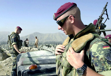 »Ein deutscher Soldat« – hier »nur« auf Patrouille – erklärt and... »Ein deutscher Soldat« – hier »nur« auf Patrouille – erklärt and...