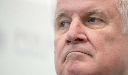 Hängt an seinem Job: Horst Seehofer am Montag im neuen Fahndungs... Hängt an seinem Job: Horst Seehofer am Montag im neuen Fahndungs...