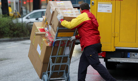 Vollgepackt bis obenhin: Arbeiten als Paketzusteller ist ein Kno... Vollgepackt bis obenhin: Arbeiten als Paketzusteller ist ein Kno...