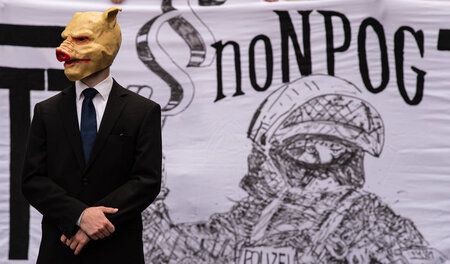 Agit-Prop-Performance gegen das neue niedersächsische Polizeiges... Agit-Prop-Performance gegen das neue niedersächsische Polizeiges...