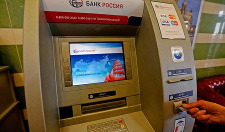 Geldautomat in St. Petersburg: Russland will sich mit zwei eigen...