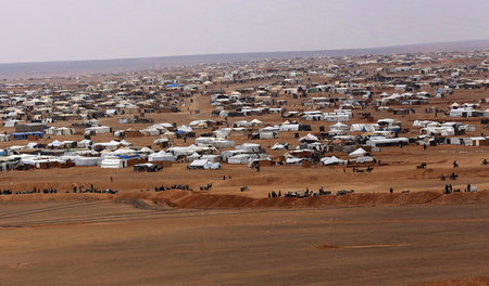 Von Hilfe abgeschnitten: Zehntausende Menschen leben im Rukban-F...
