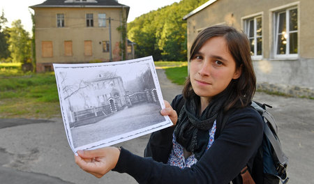 Lehrerin Anna Schüller vor der früheren Kommandantenvilla des eh...