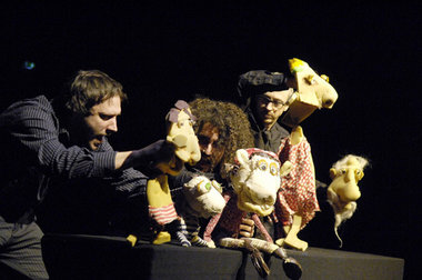Bettelarm, aber anders: Das Puppentheater Das Helmi spielte im H... Bettelarm, aber anders: Das Puppentheater Das Helmi spielte im H...