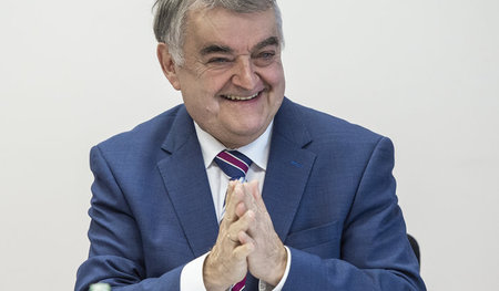 Reibt sich die Hände: Innenminister in Nordrhein-Westfalen Herbe...