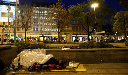 Eine obdachlose Frau auf der Straße in Budapest (14.10.2018)