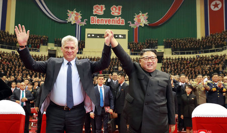 Herzlicher Empfang: Kubas Präsident Miguel Díaz-Canel und sein n...