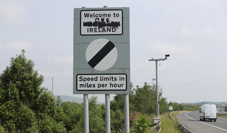 Für ein geeintes Irland: Ein Straßenschild in Newry mit der Ford...