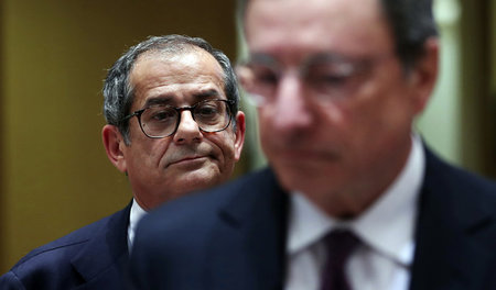 Italiens Finanzminister Giovanni Tria (l.) bei einem Treffen der...