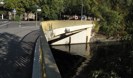 Am Himmel oben ein »Velo-Loop« (nicht im Bild): Zossener Brücke