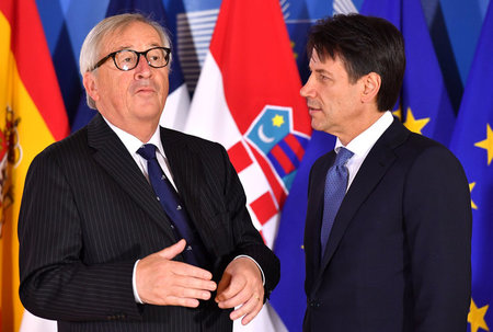 Dem EU-Kommissionspräsidenten Jean-Claude Juncker (l.) ist Itali...