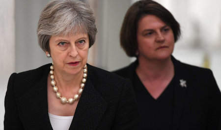 Die britische Premierministerin Theresa May und die Vorsitzende ...