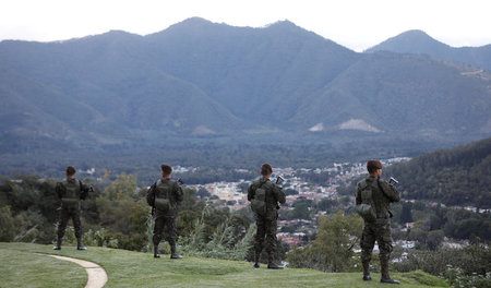 Sicherheit für die Staatsgäste: Guatemaltekische Soldaten auf ei...
