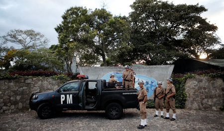 Sicherheit für die Staatsgäste: Straßensperre der guatemaltekisc...