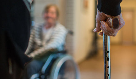 Würdevoller Umgang mit alten und kranken Menschen: Pflege darf n...