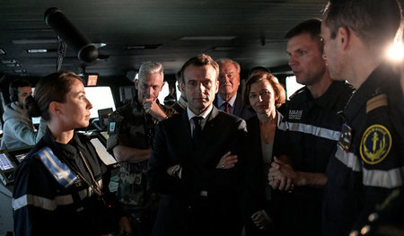 Frankreichs Präsident Emmanuel Macron (mitte) am Mittwoch an Bor...