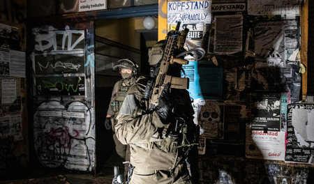 SEK-Beamter mit Sturmgewehr am Donnerstag vor der Rigaer Straße ...