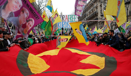 In Deutschland verboten: Fahne mit dem Symbol der PKK bei einer ...