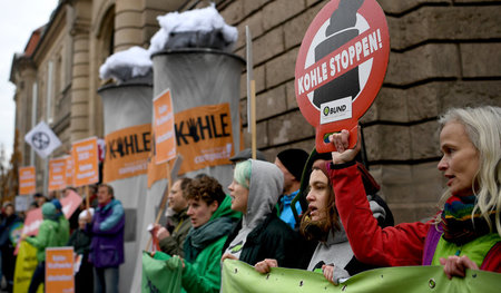 Demonstranten fordern vor dem Wirtschaftsministerium: »Kohle sto...