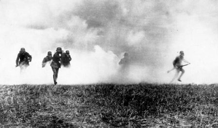 Deutsche Infanterie während eines Gasangriffs in Flandern, 1916