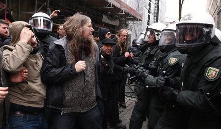 Wuppertal, 14. März 2015: Polizisten drängen Demonstranten zurüc...