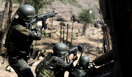 Brasilianische Soldaten bei einer Schießerei mit mutmaßlichen Dr...