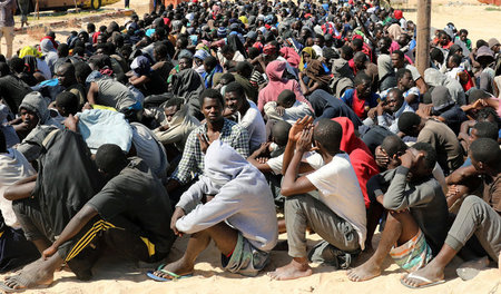 Geflüchtete in einem offiziellen Lager der libyschen Regierung i...