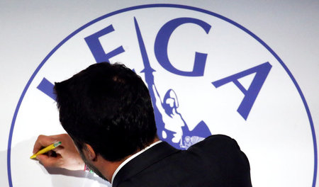 Parteichef Matteo Salvini signiert in Rom das Logo der Lega (1.3...
