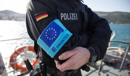 Grenzen dicht machen. Ein Beamter der Bundespolizei im Einsatz d...